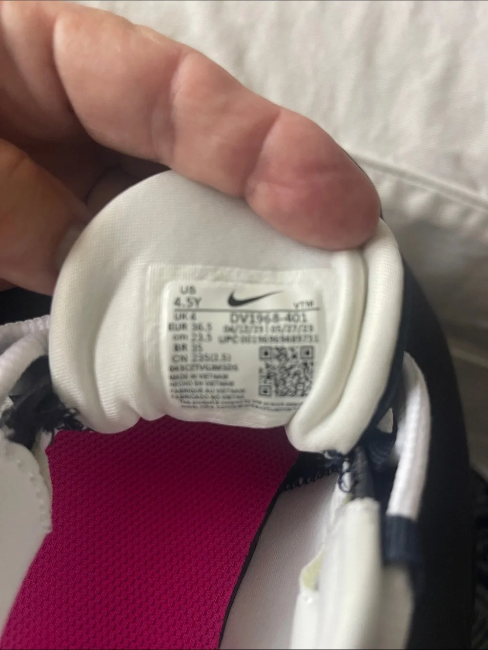 NEW Nike Air Max 270 Size 4.5 Kids Black & Pink Low-Top Sneakers